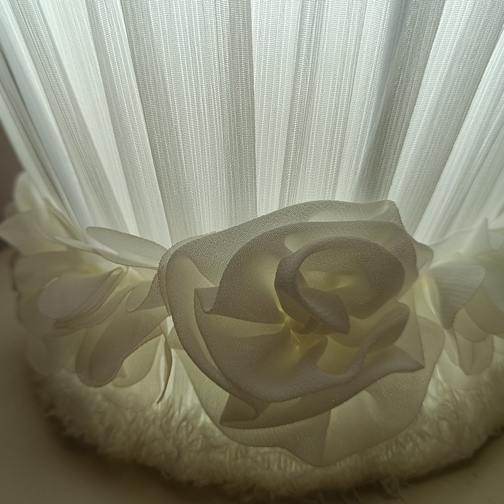 Desk‑shaped table lamp with simulated rose bouquet, pink rose bouquet‑style table lamp, small decorative table lamp with pearl tulle lace for gentle and romantic bedroom gifting