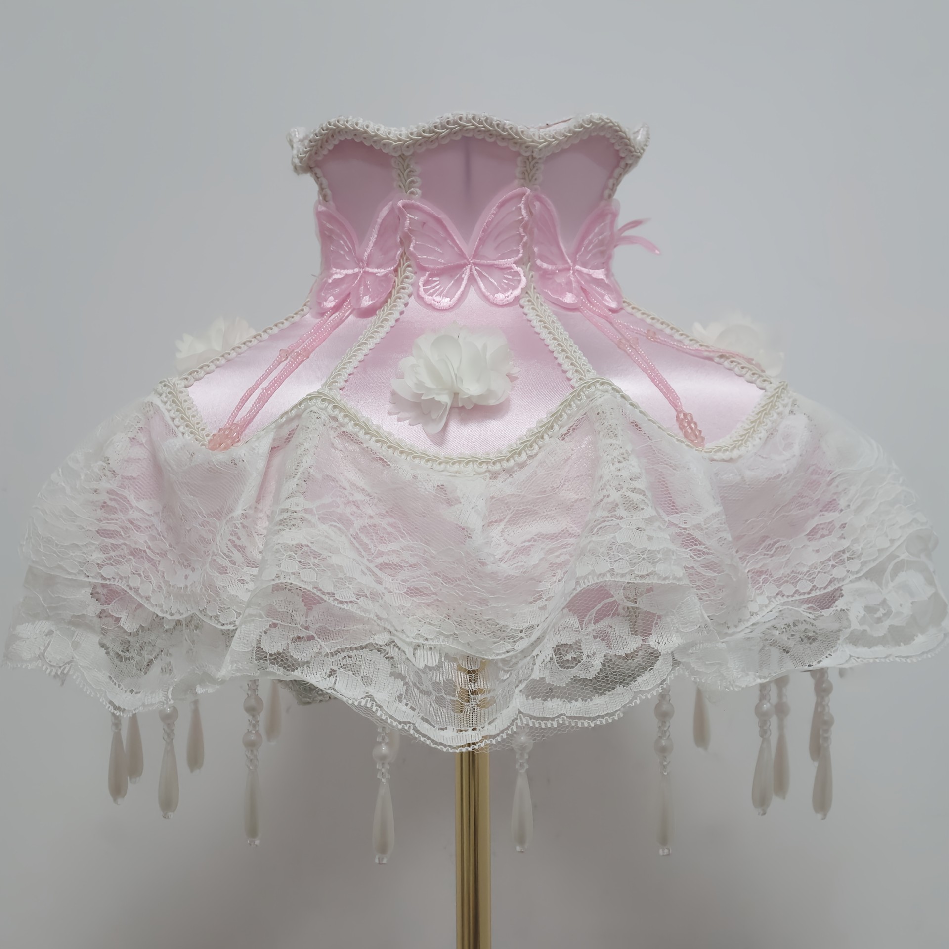 Viral Coquette Pink Lace Table Lamp Butterfly Floral Pearl Tassel Princess Bedside Lamp Aesthetic Romantic Decor Night Light for Bedroom Dresser Gift