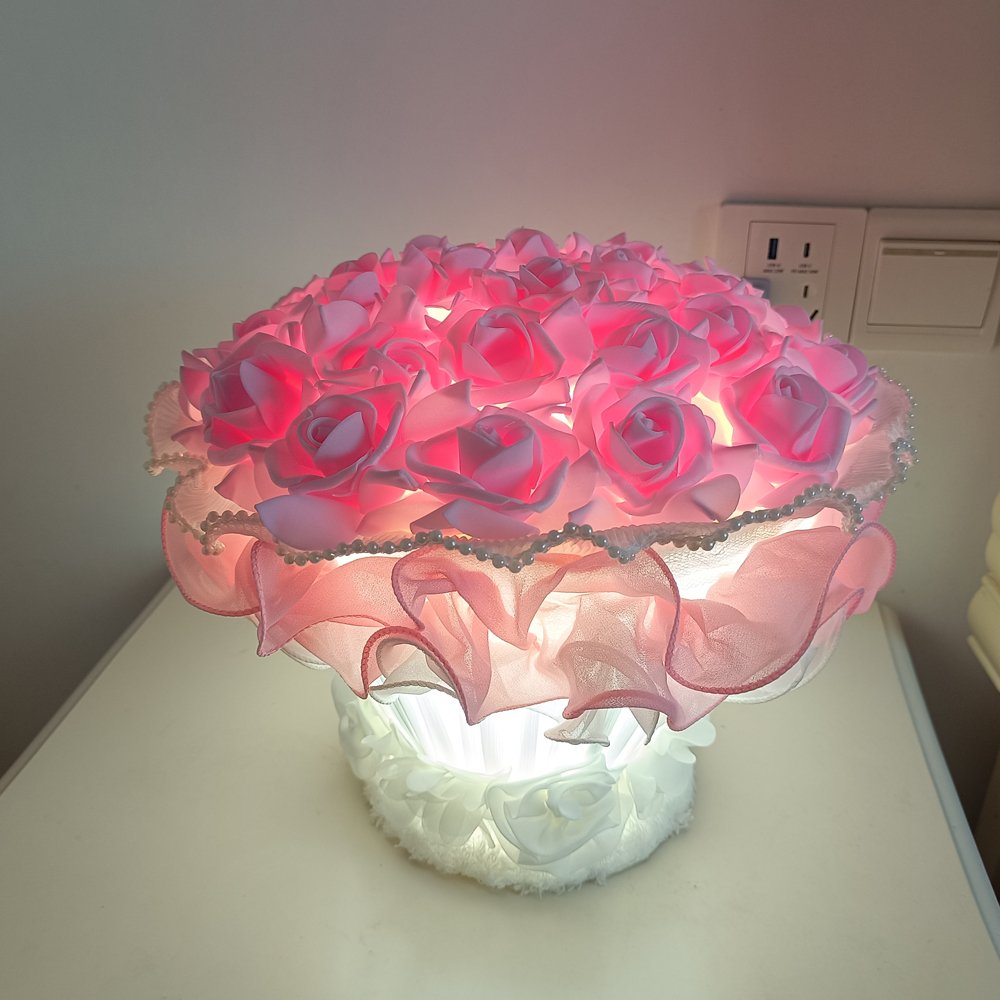 Desk‑shaped table lamp with simulated rose bouquet, pink rose bouquet‑style table lamp, small decorative table lamp with pearl tulle lace for gentle and romantic bedroom gifting