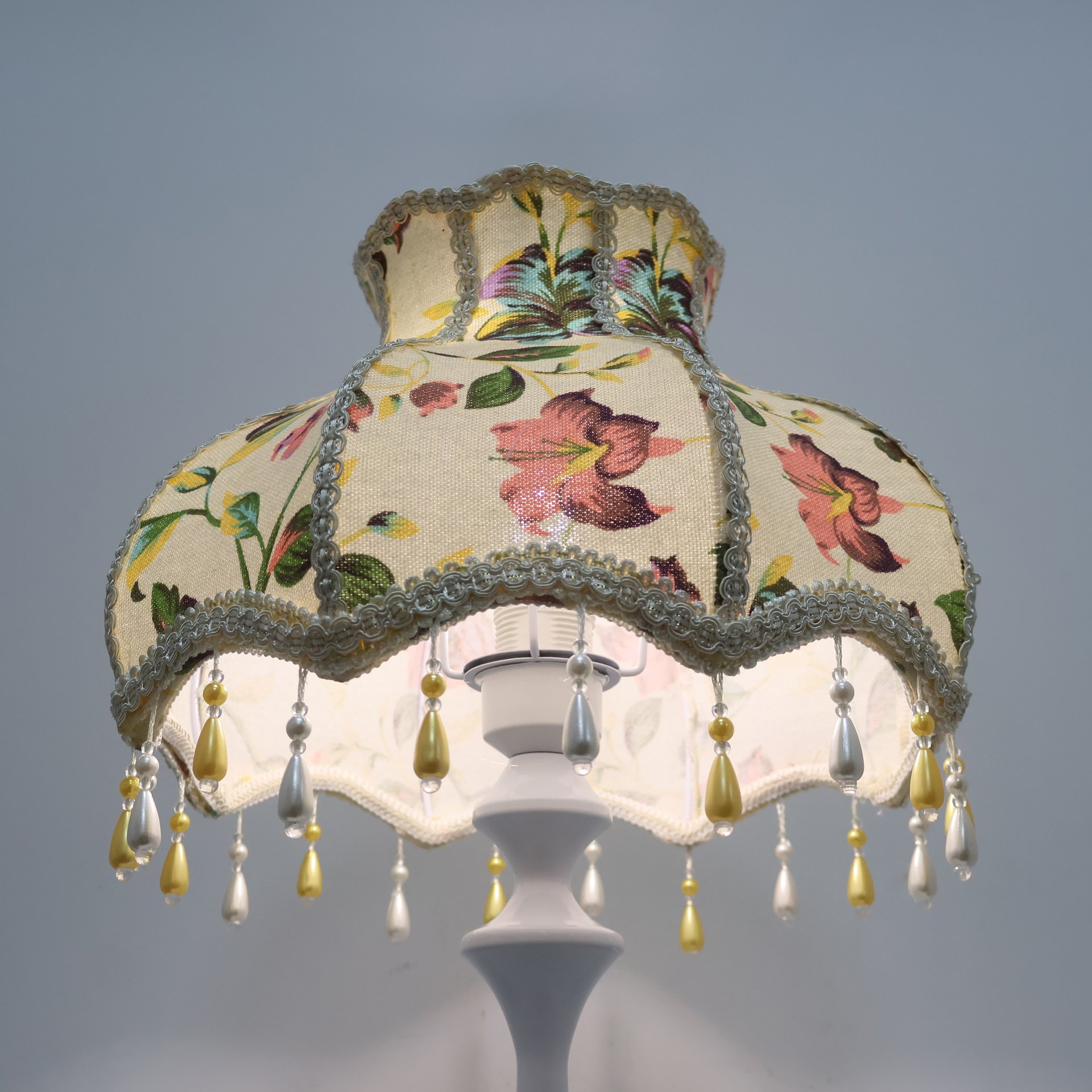 Vintage Floral Fabric Table Lamp with Bead Tassels, French Country Style Bedside Desk Lamp for Bedroom Living Room Home Decor