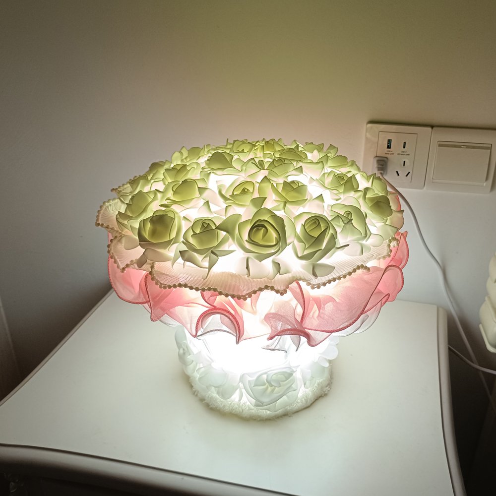 Desk‑shaped table lamp with simulated rose bouquet, pink rose bouquet‑style table lamp, small decorative table lamp with pearl tulle lace for gentle and romantic bedroom gifting