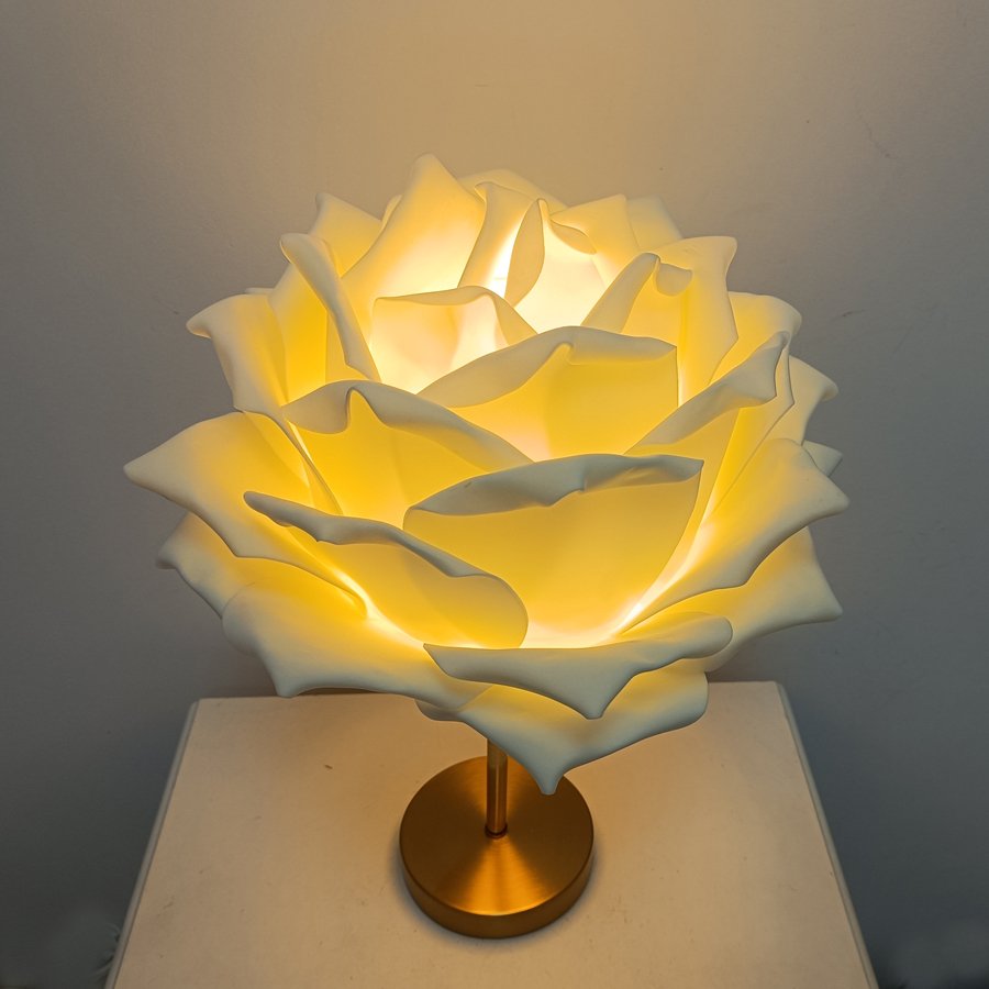 Desktop Table Lamp with Simulated Large Rose‑Petal Shape, Romantic Small Table Lamp for Bridal Chamber and Homestay Decoration