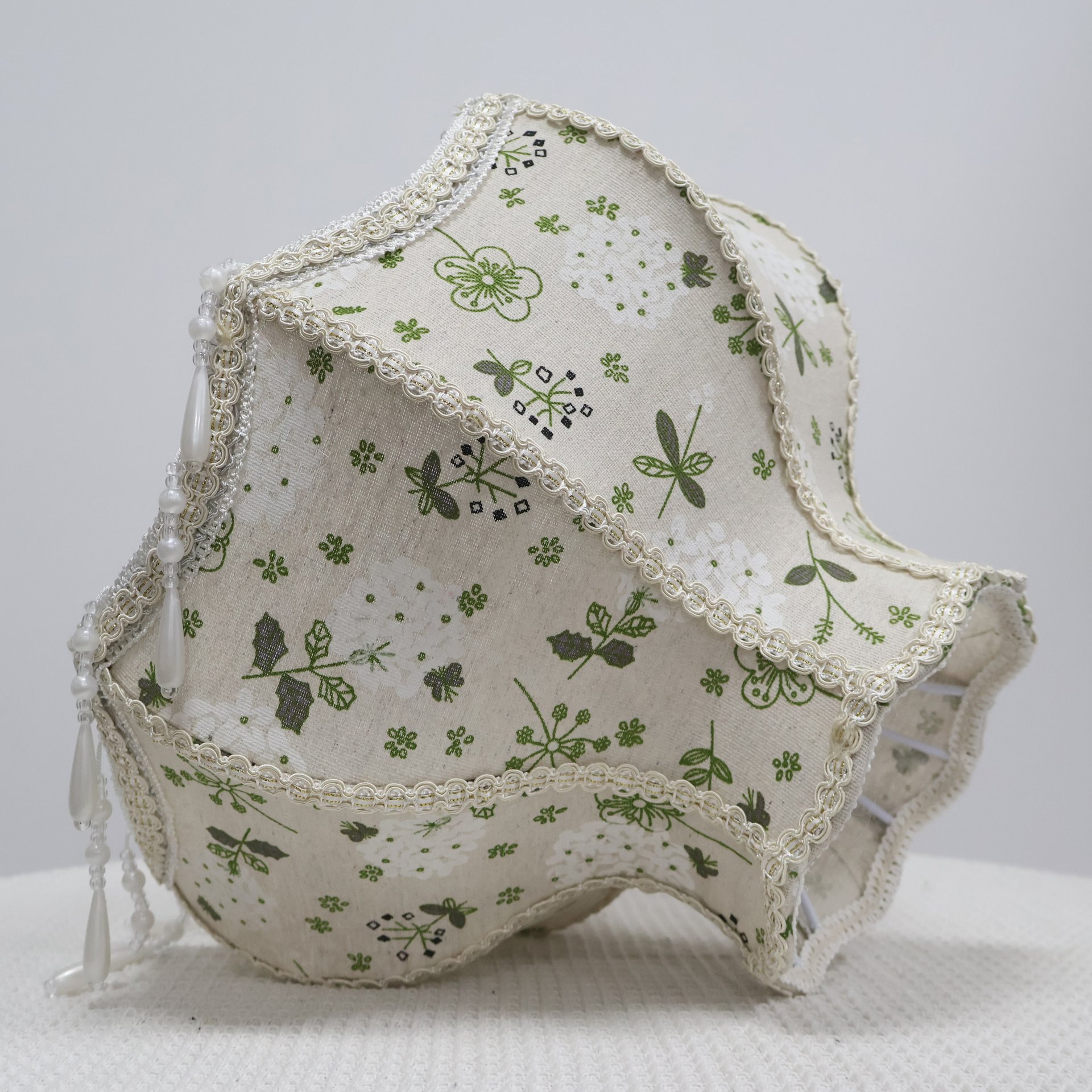 Vintage Floral Fabric Table Lamp Shade, Beige Base Green White Flower Print Lace Trim Crystal Bead Tassel Replacement Lampshade for Table Lamp, Cottage Decor Lamp Cover