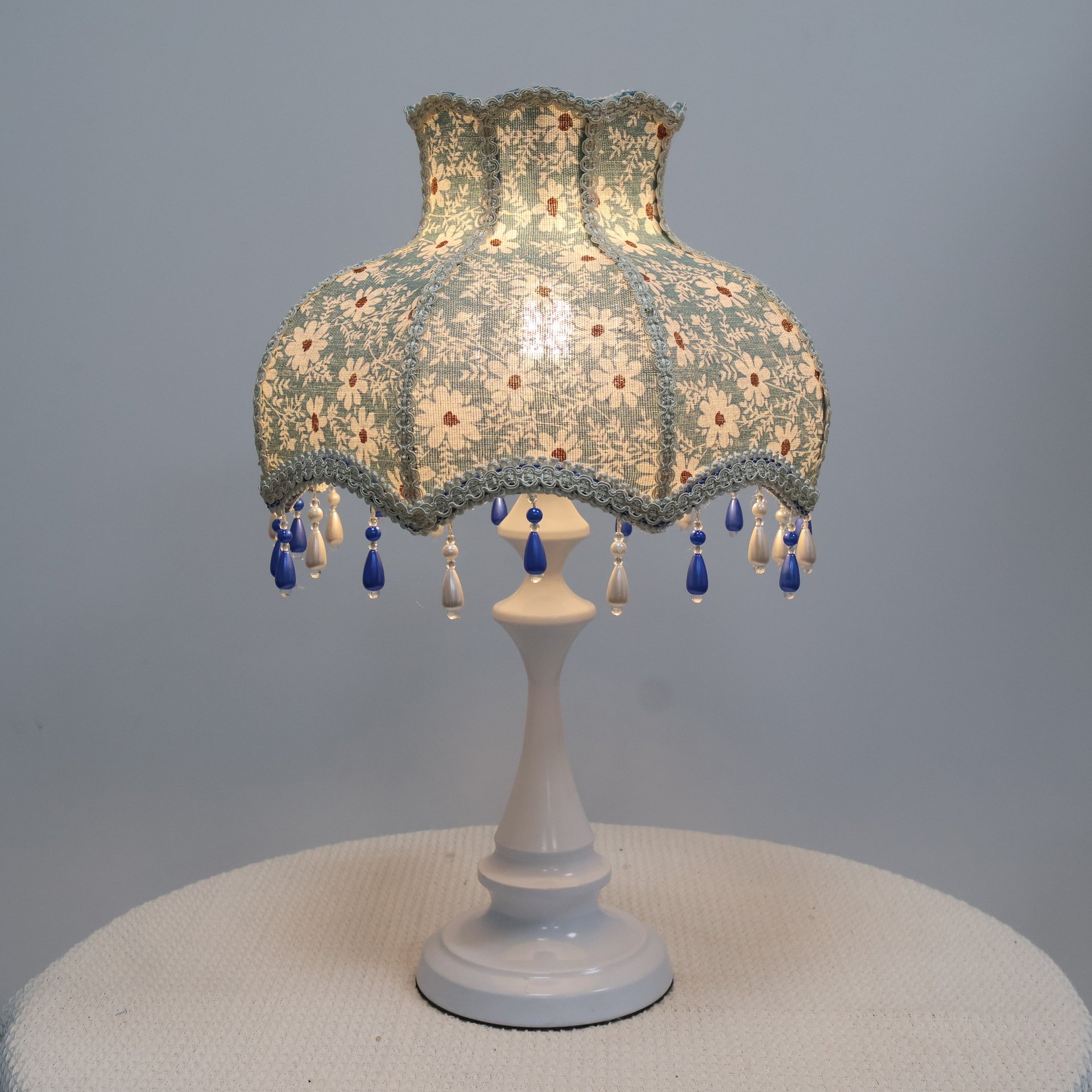Vintage Blue Daisy Floral Fabric Table Lamp, Wavy Lace Trim Beaded Tassel Lampshade, White Metal Base Cottagecore Bedside Lamp for Bedroom Home Decor