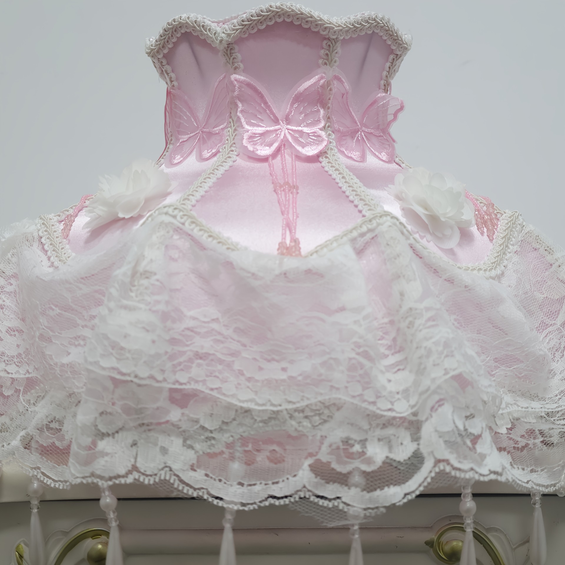 Viral Coquette Pink Lace Table Lamp Butterfly Floral Pearl Tassel Princess Bedside Lamp Aesthetic Romantic Decor Night Light for Bedroom Dresser Gift