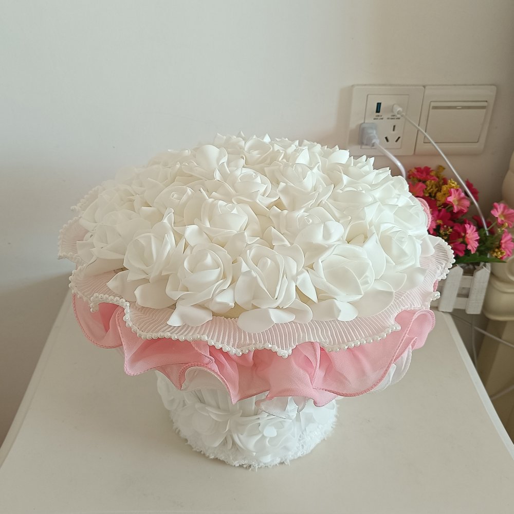 Desk‑shaped table lamp with simulated rose bouquet, pink rose bouquet‑style table lamp, small decorative table lamp with pearl tulle lace for gentle and romantic bedroom gifting