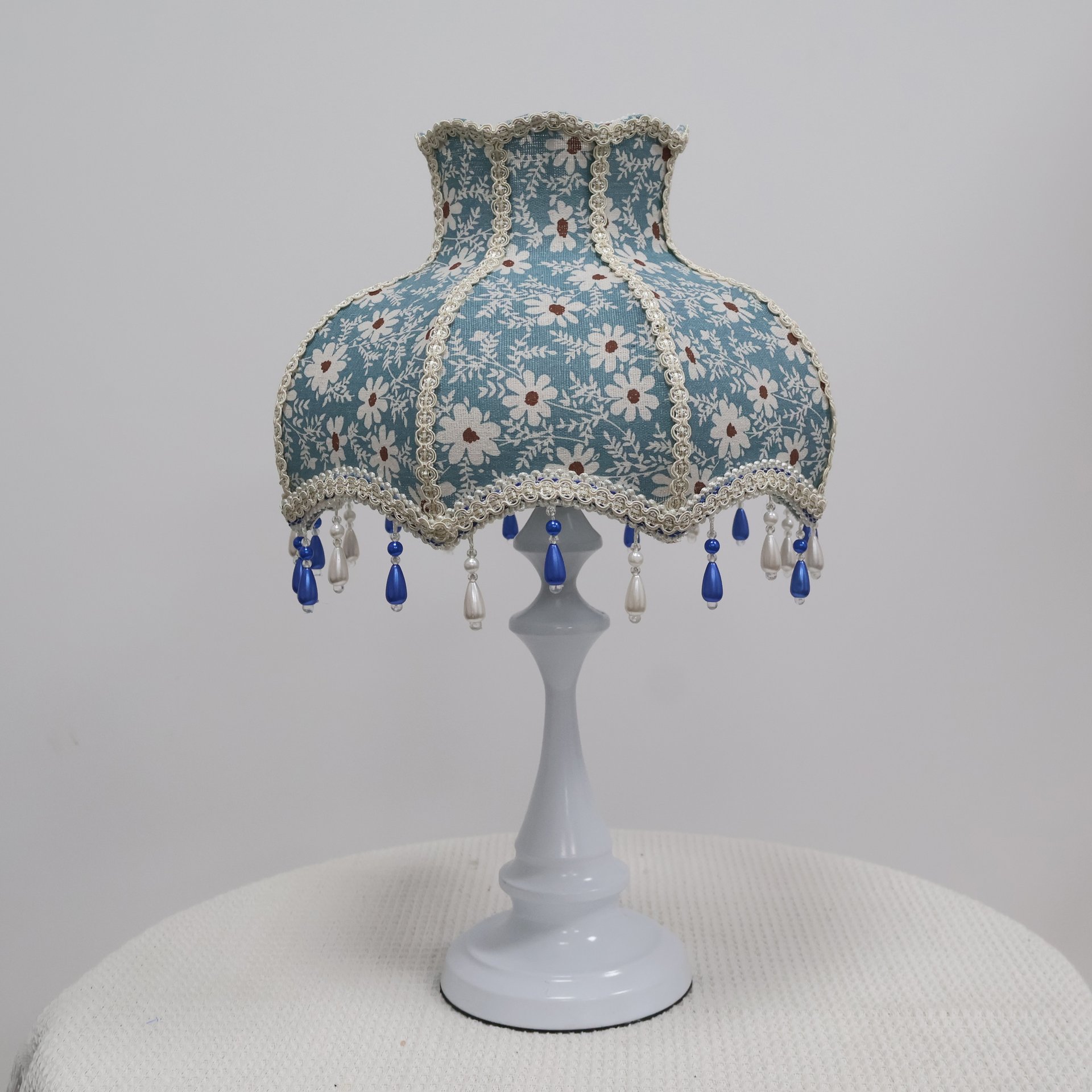 Vintage Blue Daisy Floral Fabric Table Lamp, Wavy Lace Trim Beaded Tassel Lampshade, White Metal Base Cottagecore Bedside Lamp for Bedroom Home Decor