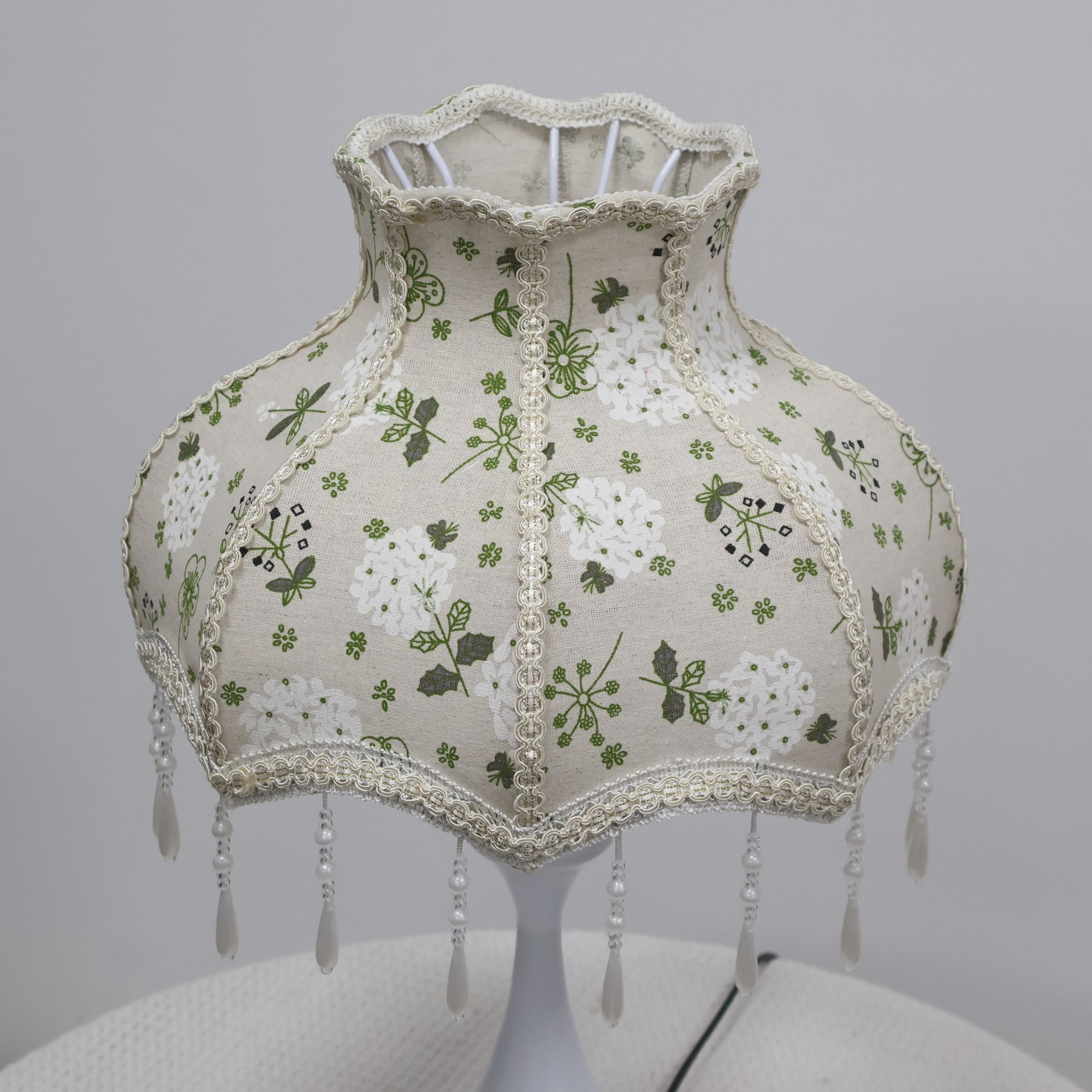 Vintage Floral Fabric Table Lamp Shade, Beige Base Green White Flower Print Lace Trim Crystal Bead Tassel Replacement Lampshade for Table Lamp, Cottage Decor Lamp Cover