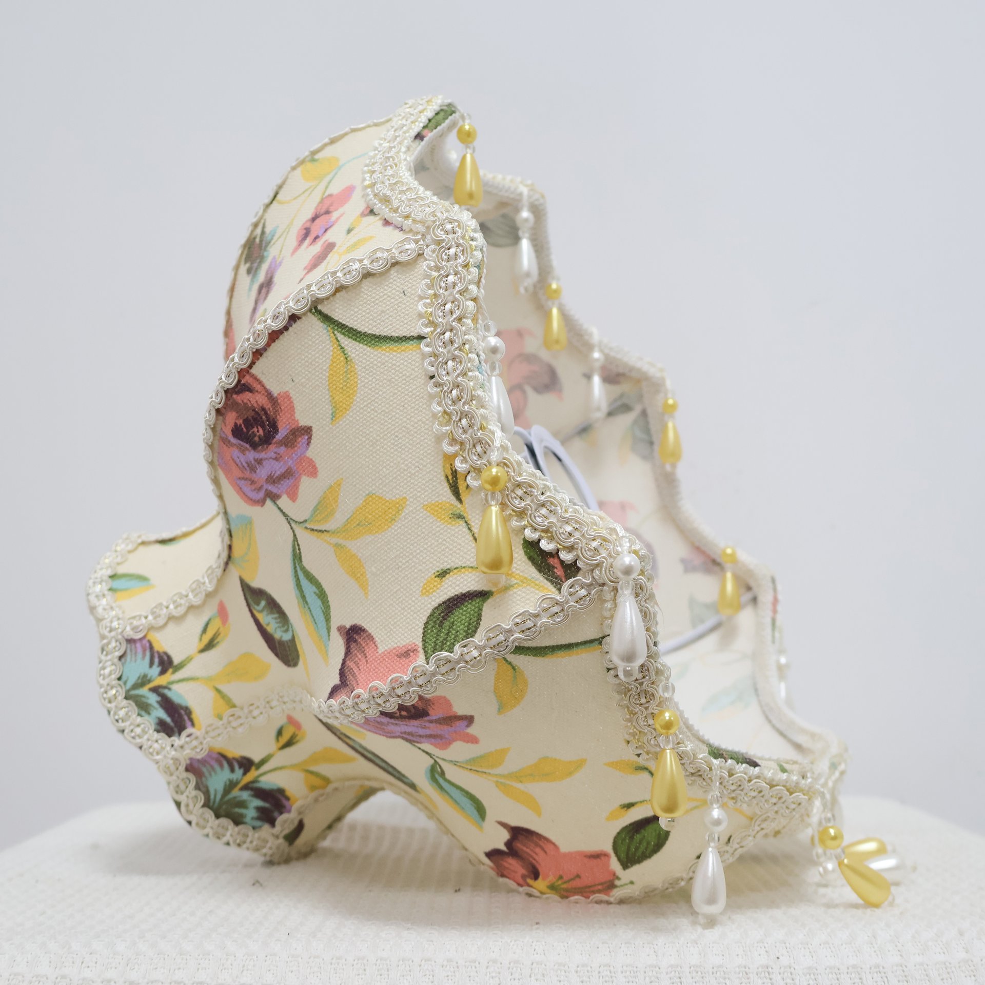 Vintage Floral Fabric Table Lamp with Bead Tassels, French Country Style Bedside Desk Lamp for Bedroom Living Room Home Decor