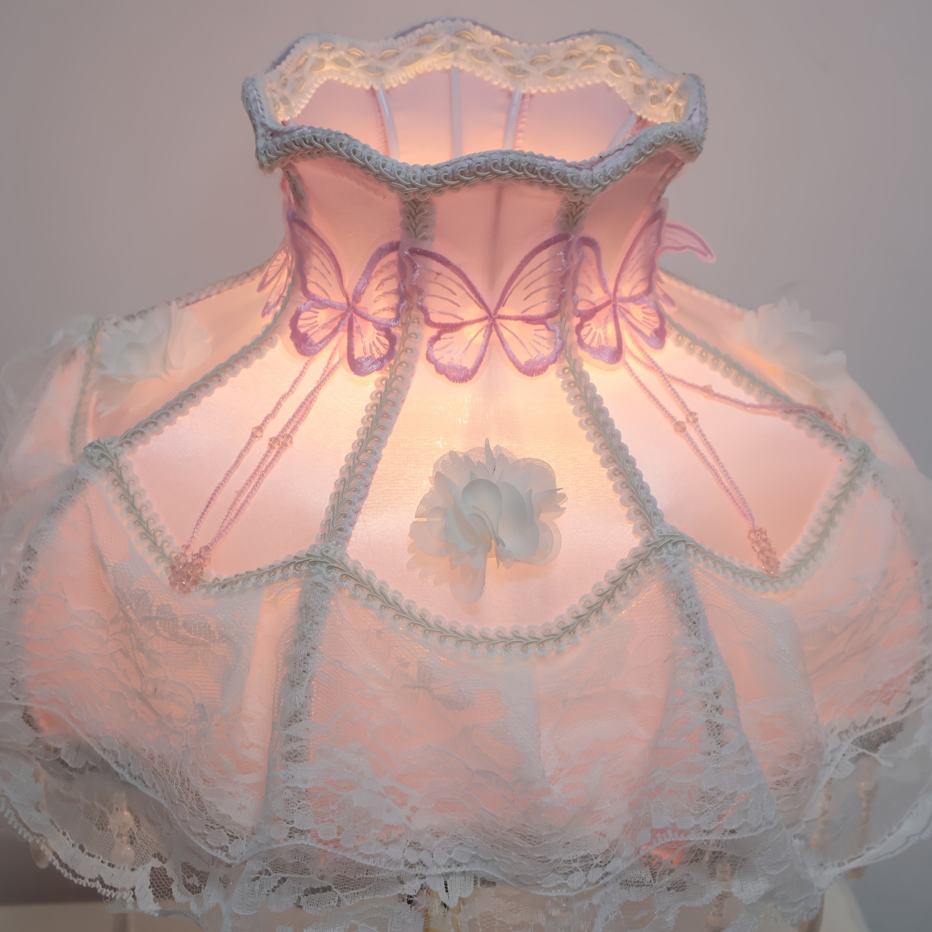 Viral Coquette Pink Lace Table Lamp Butterfly Floral Pearl Tassel Princess Bedside Lamp Aesthetic Romantic Decor Night Light for Bedroom Dresser Gift