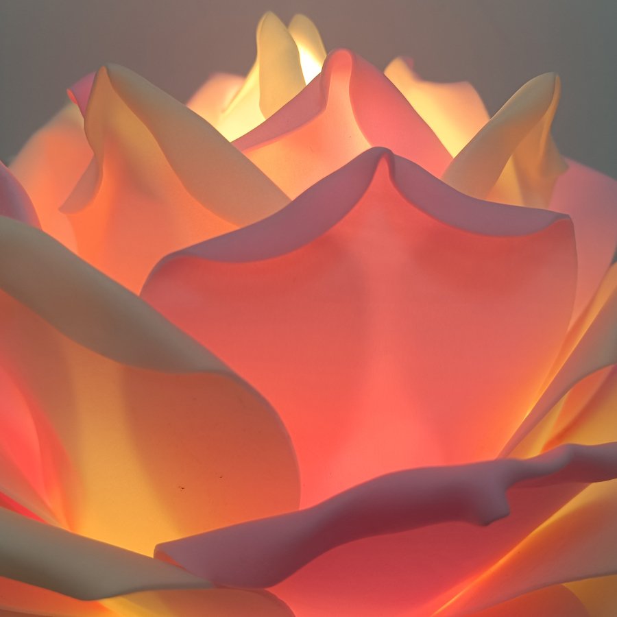 Pink‑white gradient large rose flower table lamp, ceramic‑texture base bedroom bedside lamp, romantic wedding‑room atmosphere decorative table lamp