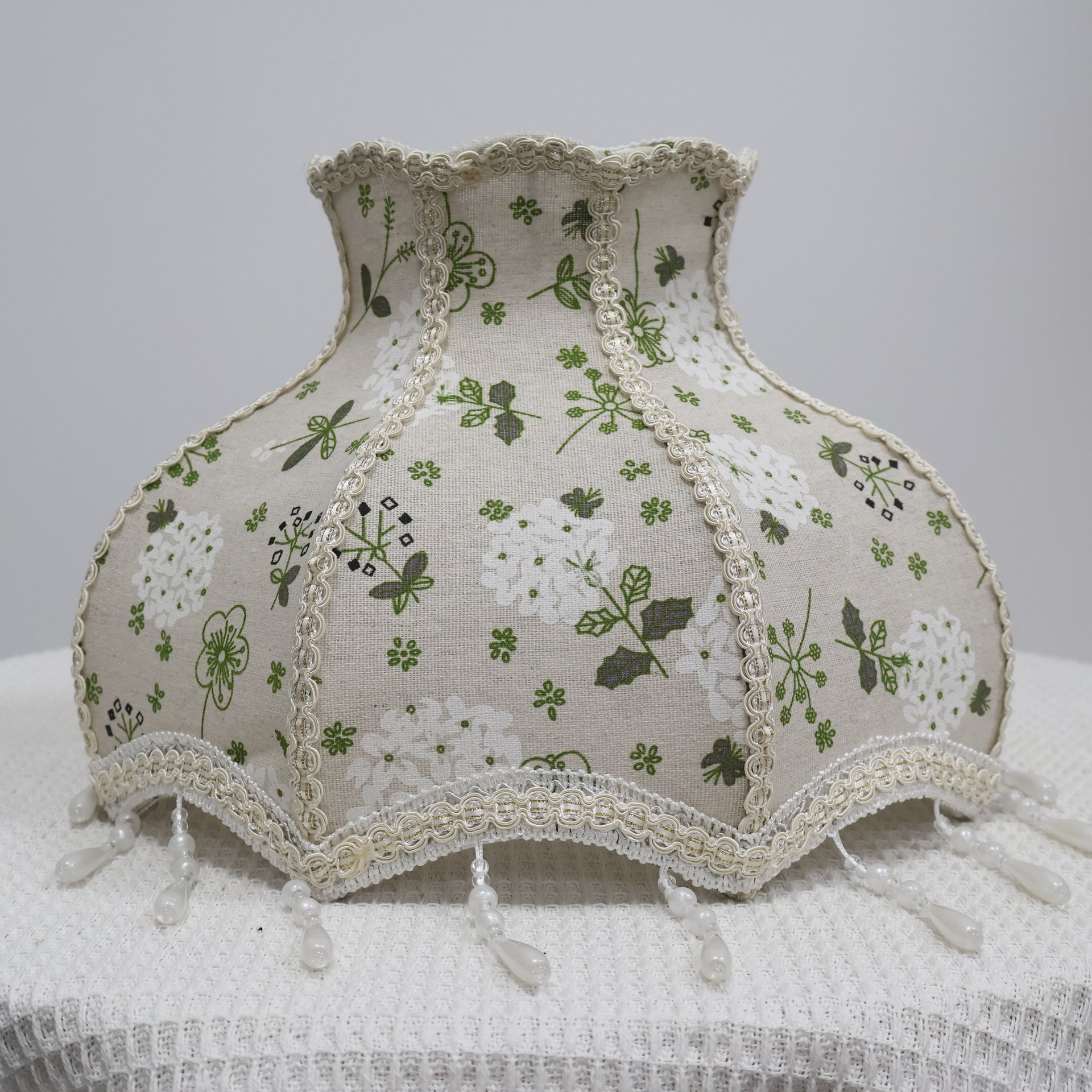 Vintage Floral Fabric Table Lamp Shade, Beige Base Green White Flower Print Lace Trim Crystal Bead Tassel Replacement Lampshade for Table Lamp, Cottage Decor Lamp Cover
