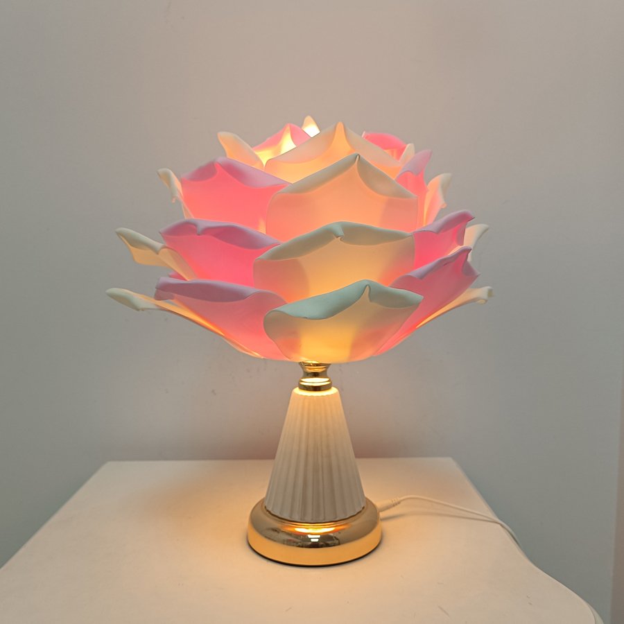 Pink‑white gradient large rose flower table lamp, ceramic‑texture base bedroom bedside lamp, romantic wedding‑room atmosphere decorative table lamp