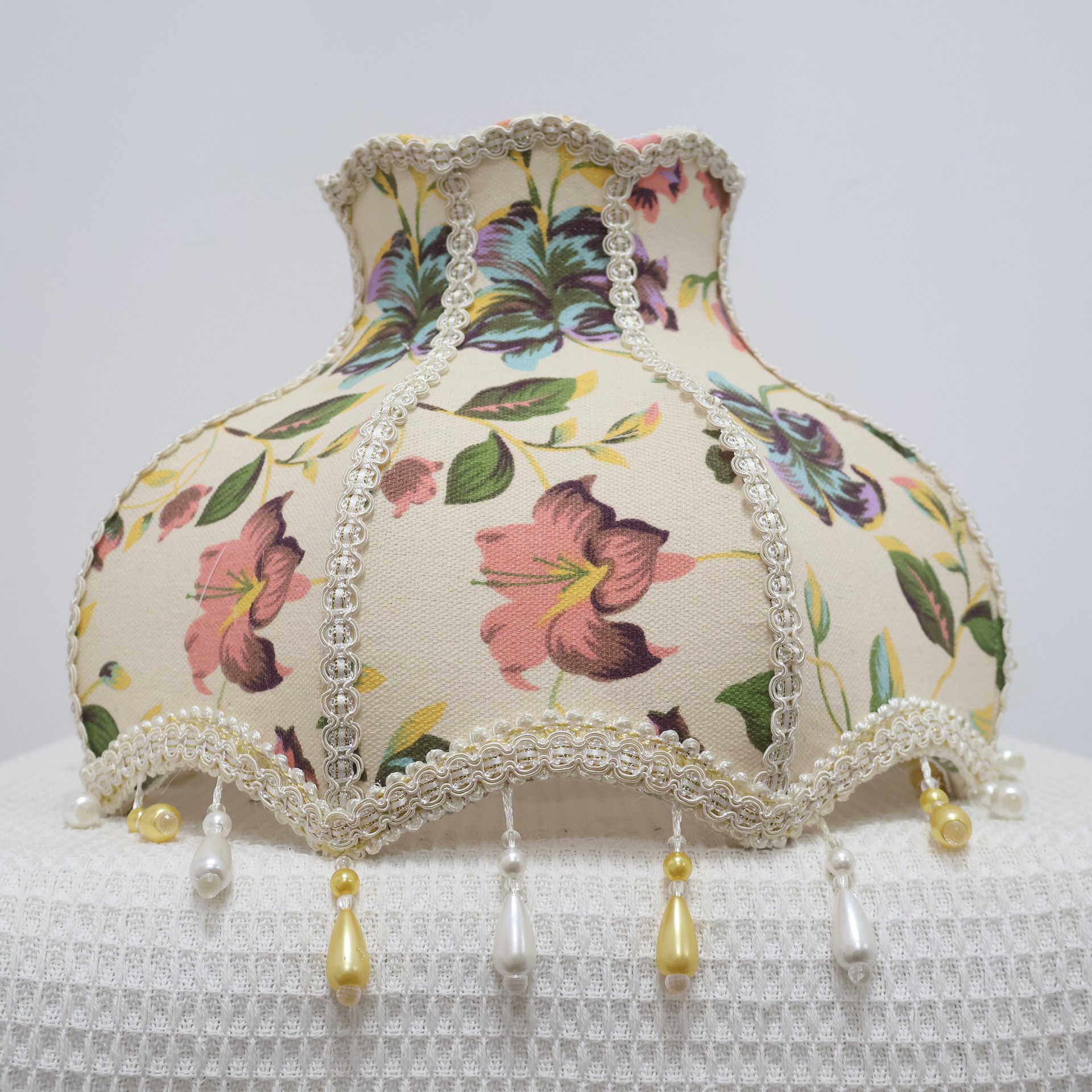 Vintage Floral Fabric Table Lamp with Bead Tassels, French Country Style Bedside Desk Lamp for Bedroom Living Room Home Decor
