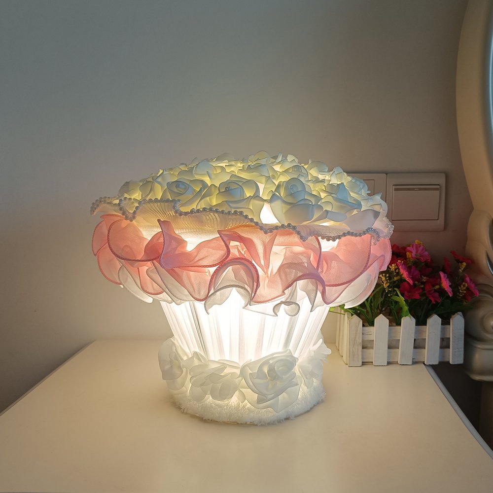 Desk‑shaped table lamp with simulated rose bouquet, pink rose bouquet‑style table lamp, small decorative table lamp with pearl tulle lace for gentle and romantic bedroom gifting